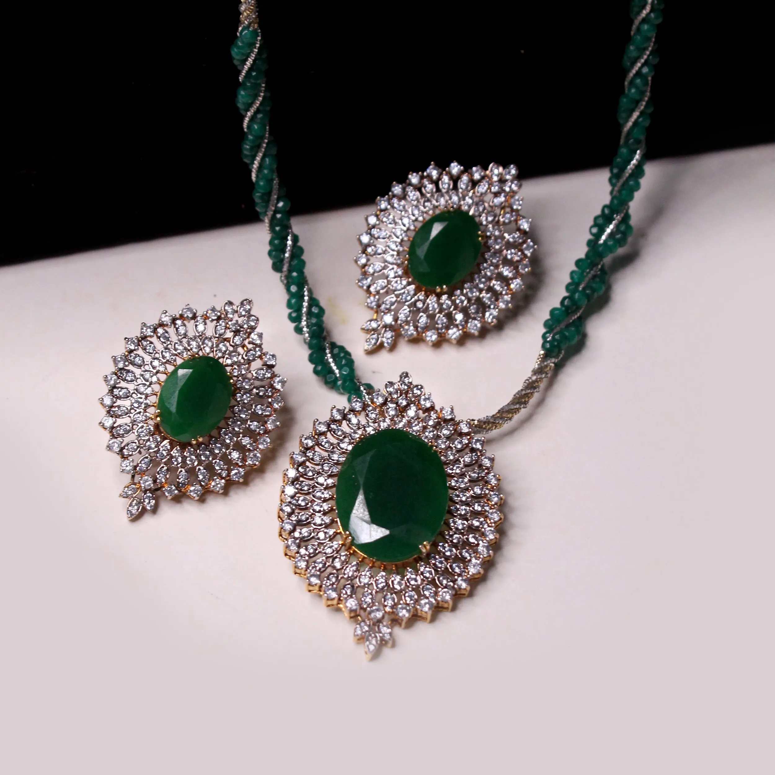 Akhzar Pendant Set